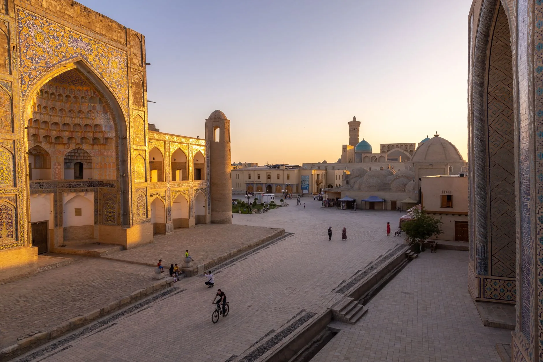 Comparaison entre les remparts de Khiva et le minaret Kalan de Boukhara