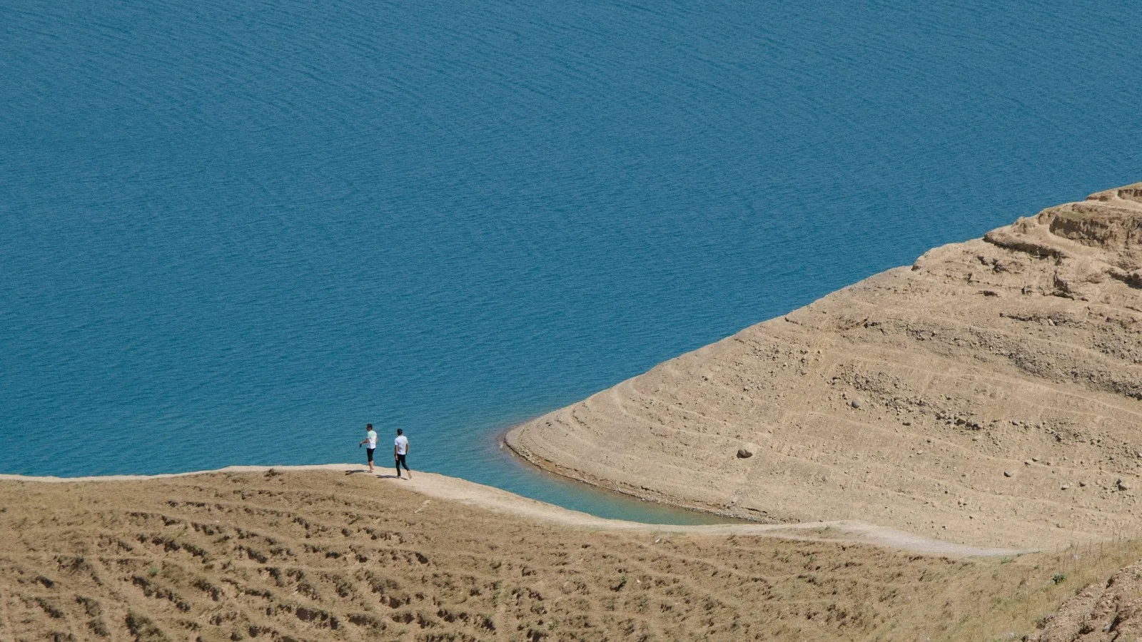 Où se trouve exactement le lac Aydar ?