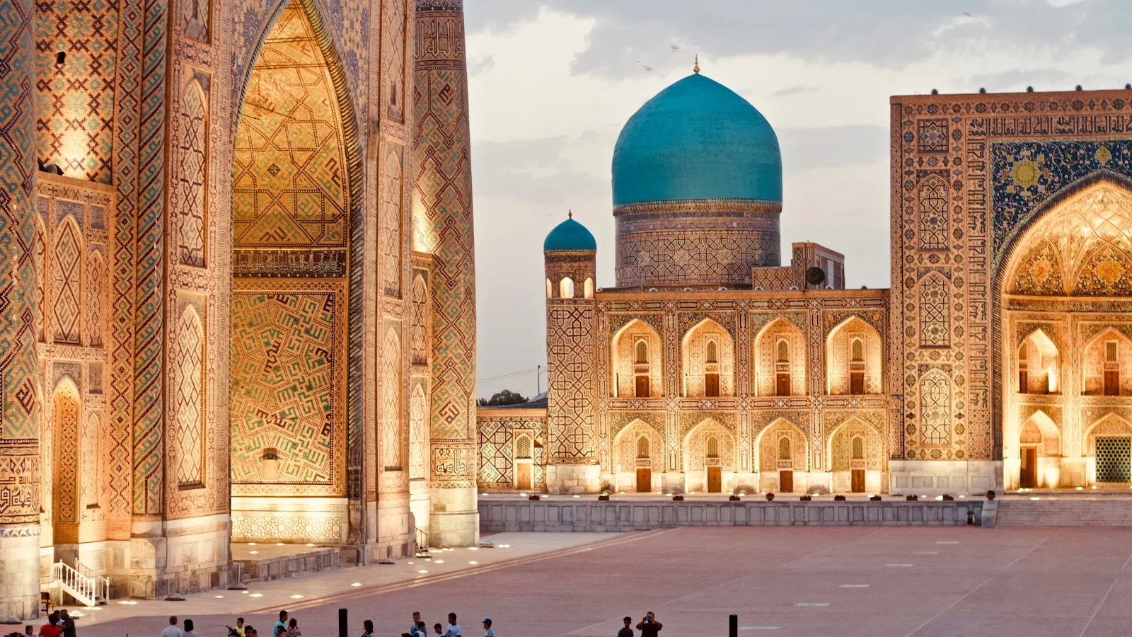Registan, mausolées historiques : la tolérance touristique